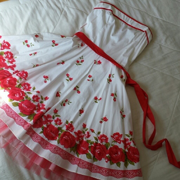 Dresses & Skirts - Red & White Floral Vintage Tea Dress